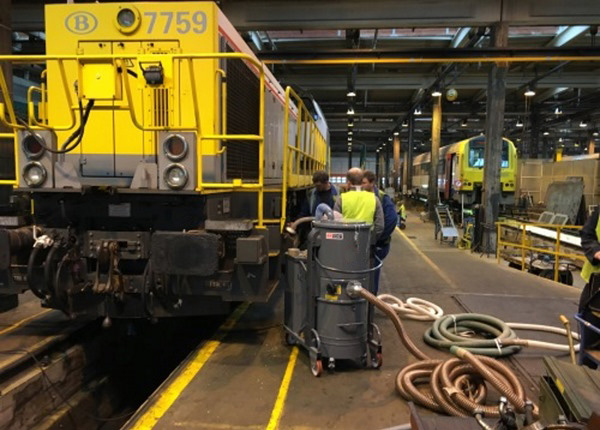 Industriële stofzuiger huren Rentimo 100 liter 5,5 kW praktijk