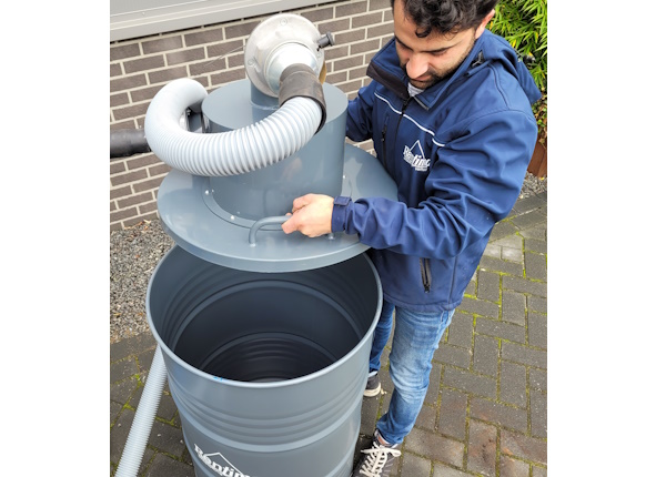 De cycloondeksel is gemakkelijk over te plaatsen op een andere oliedrum