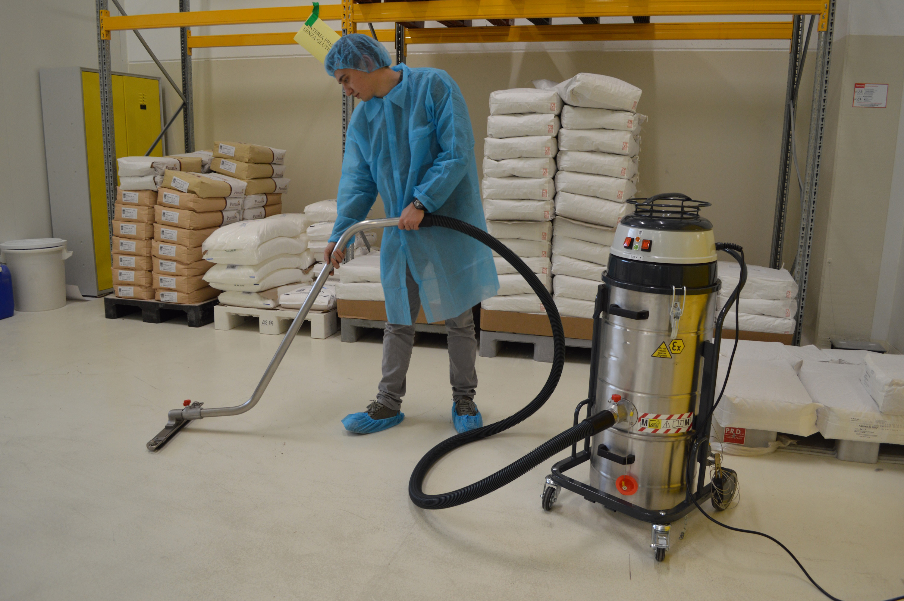 Industriële stofzuiger 230 Volt 20 Liter Rentimo Huren praktijk