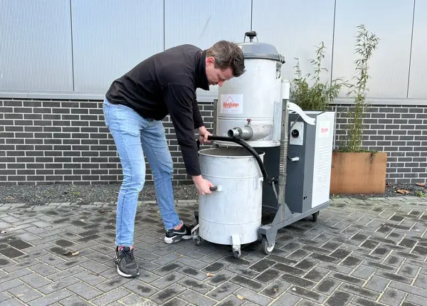 Industriële stofzuiger 5,5 kW 100 liter huren Rentimo container