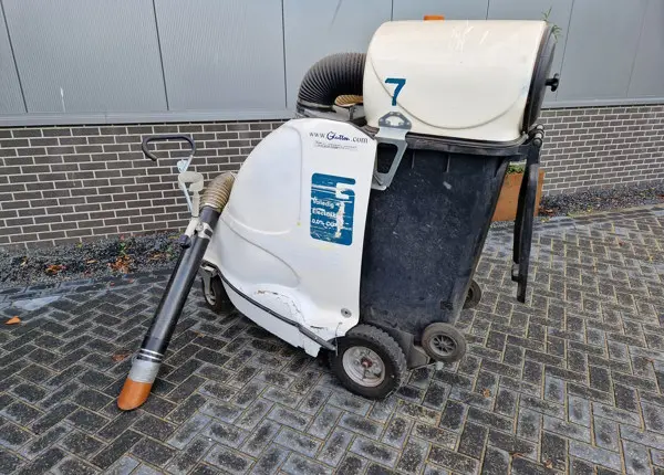 Straatveger 240 liter huren Rentimo achterkant