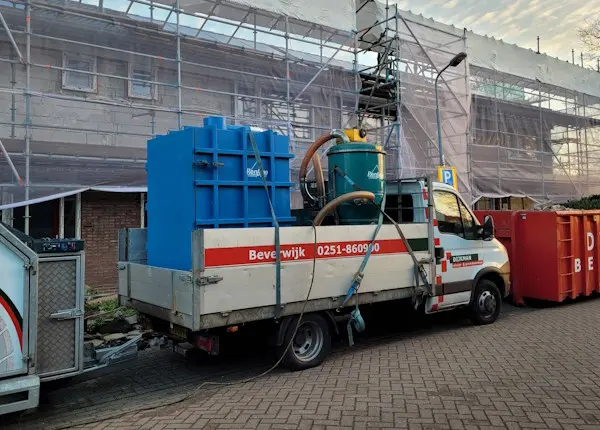 Sterke stofzuiger en Big Bag combi op wagen voor een mobiele unit met lange zuigslang